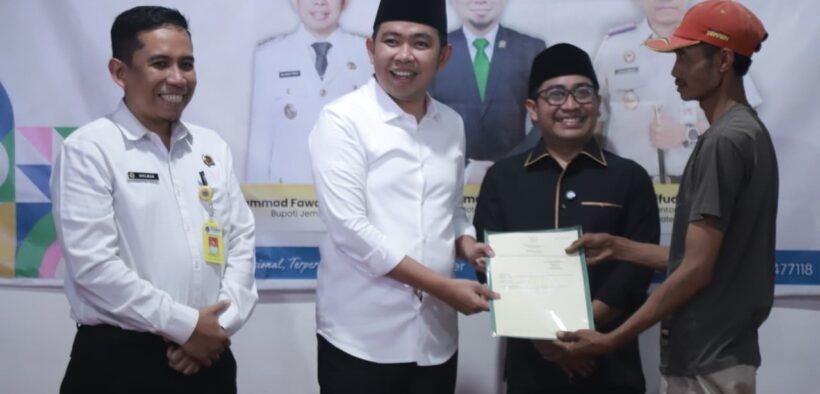 Bupati Fawait Serahkan 1.000 Sertifikat PTSL