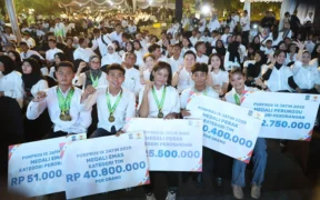 Pemerintah Kota Surabaya menyalurkan bonus senilai total Rp42,7 miliar bagi para atlet dan pelatih berprestasi di Porprov Jatim 2025
