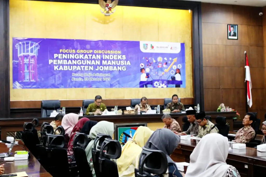 Dalam upaya meningkatkan Indeks Pembangunan Manusia (IPM), Badan Perencanaan Pembangunan Daerah (Bappeda) Kabupaten Jombang menggelar Focus Group Discussion (FGD) di Ruang Setjo Adiningrat, Setdakab Jombang, Kamis (9/10/2025).