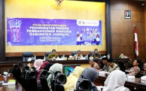 Dalam upaya meningkatkan Indeks Pembangunan Manusia (IPM), Badan Perencanaan Pembangunan Daerah (Bappeda) Kabupaten Jombang menggelar Focus Group Discussion (FGD) di Ruang Setjo Adiningrat, Setdakab Jombang, Kamis (9/10/2025).