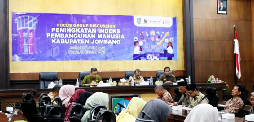 Dalam upaya meningkatkan Indeks Pembangunan Manusia (IPM), Badan Perencanaan Pembangunan Daerah (Bappeda) Kabupaten Jombang menggelar Focus Group Discussion (FGD) di Ruang Setjo Adiningrat, Setdakab Jombang, Kamis (9/10/2025).