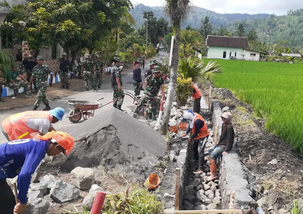 Pembangunan saluran drainase di kawasan pertanian Dusun Krajan 1 B, Desa Lebakharjo, Kec. Ampelgading, Kabupaten Malang
