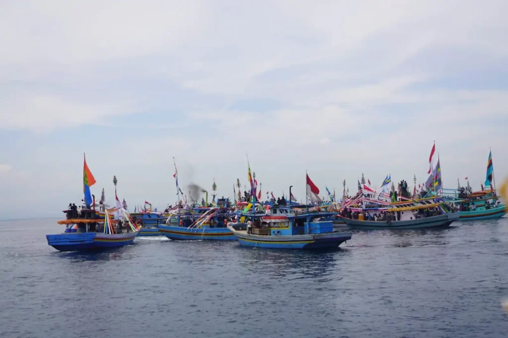 Warga Padati Pesisir Mayangan: Tradisi Petik Laut 2025