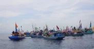 Suasana Pangkalan Pendaratan Ikan (PPI) Mayangan, Kota Probolinggo, pada Sabtu (11/10/2025) pagi tampak semarak. Ribuan warga memadati kawasan pesisir untuk menyaksikan tradisi Petik Laut.