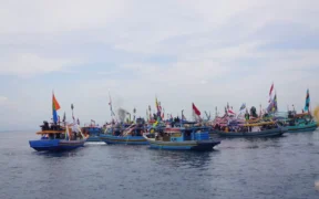 Suasana Pangkalan Pendaratan Ikan (PPI) Mayangan, Kota Probolinggo, pada Sabtu (11/10/2025) pagi tampak semarak. Ribuan warga memadati kawasan pesisir untuk menyaksikan tradisi Petik Laut.