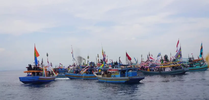 Suasana Pangkalan Pendaratan Ikan (PPI) Mayangan, Kota Probolinggo, pada Sabtu (11/10/2025) pagi tampak semarak. Ribuan warga memadati kawasan pesisir untuk menyaksikan tradisi Petik Laut.