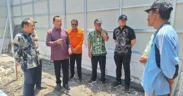 (BPBD) Jawa Timur bersama Anggota Komisi E DPRD Jatim, H. Rasiyo, menyerahkan bantuan material untuk membantu proses perbaikan rumah warga