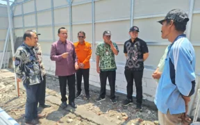 (BPBD) Jawa Timur bersama Anggota Komisi E DPRD Jatim, H. Rasiyo, menyerahkan bantuan material untuk membantu proses perbaikan rumah warga