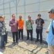 (BPBD) Jawa Timur bersama Anggota Komisi E DPRD Jatim, H. Rasiyo, menyerahkan bantuan material untuk membantu proses perbaikan rumah warga