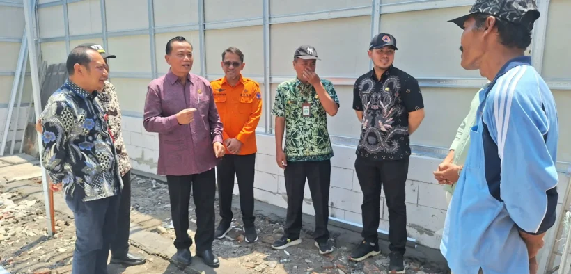 (BPBD) Jawa Timur bersama Anggota Komisi E DPRD Jatim, H. Rasiyo, menyerahkan bantuan material untuk membantu proses perbaikan rumah warga