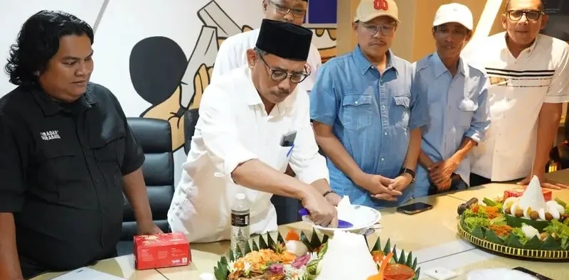 Ketua DPRD Provinsi Jawa Timur Musyafak Ro’uf meresmikan Pressroom Pokja Indrapura di Gedung DPRD Jatim, Jumat (10/10/2025).