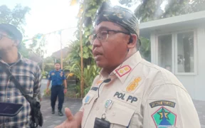 Satpol PP Kota Malang mulai melakukan langkah awal penertiban aktivitas di kawasan wisata Kayutangan Heritage, khususnya pada Trotoar