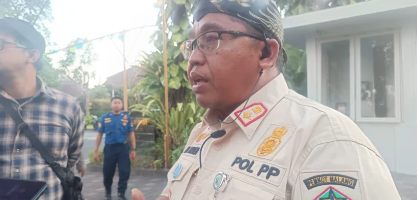 Satpol PP Kota Malang mulai melakukan langkah awal penertiban aktivitas di kawasan wisata Kayutangan Heritage, khususnya pada Trotoar