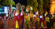 Para penari cilik dan dewasa tampil memukau dengan kostum warna-warni dalam Juanda Menari Night Carnival ke-9 di Jalan Juanda, Sabtu (11/10/2025) malam.