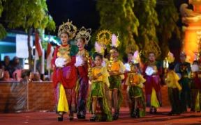 Para penari cilik dan dewasa tampil memukau dengan kostum warna-warni dalam Juanda Menari Night Carnival ke-9 di Jalan Juanda, Sabtu (11/10/2025) malam.