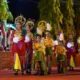 Para penari cilik dan dewasa tampil memukau dengan kostum warna-warni dalam Juanda Menari Night Carnival ke-9 di Jalan Juanda, Sabtu (11/10/2025) malam.
