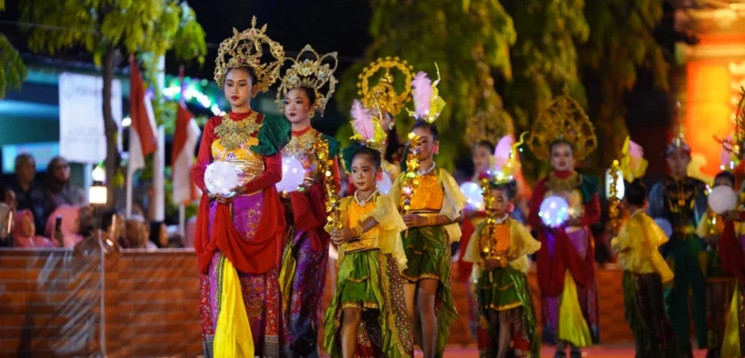 Para penari cilik dan dewasa tampil memukau dengan kostum warna-warni dalam Juanda Menari Night Carnival ke-9 di Jalan Juanda, Sabtu (11/10/2025) malam.