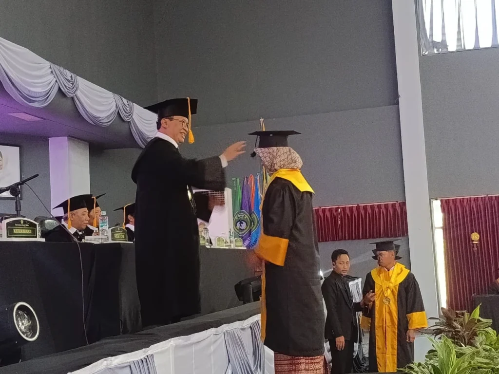 UNDAR Jombang kembali mencetak generasi penerus bangsa melalui prosesi wisuda 515 mahasiswa dari berbagai fakultas, Minggu (12/10/2025).