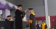 UNDAR Jombang kembali mencetak generasi penerus bangsa melalui prosesi wisuda 515 mahasiswa dari berbagai fakultas, Minggu (12/10/2025).