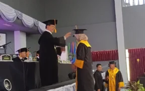 UNDAR Jombang kembali mencetak generasi penerus bangsa melalui prosesi wisuda 515 mahasiswa dari berbagai fakultas, Minggu (12/10/2025).