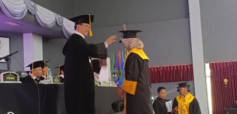 UNDAR Jombang kembali mencetak generasi penerus bangsa melalui prosesi wisuda 515 mahasiswa dari berbagai fakultas, Minggu (12/10/2025).