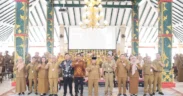 Foto bersama dengan peserta Bimtek di Pendopo Agung Kabupaten Malang.