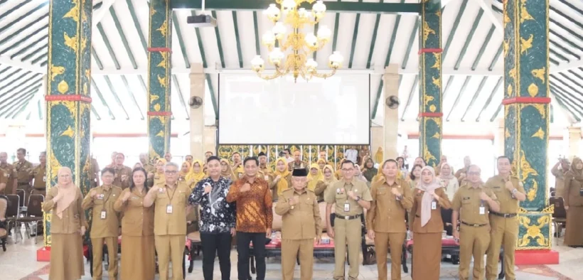 Foto bersama dengan peserta Bimtek di Pendopo Agung Kabupaten Malang.