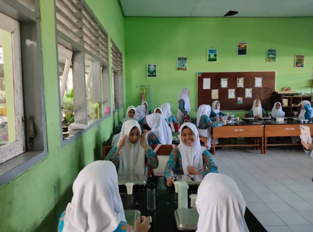 Program Makan Bergizi Gratis (MBG) di SMP Negeri 5 Kepanjen berjalan lancar tanpa kendala berarti.