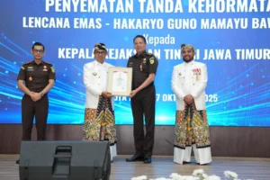 Pemkot Batu Anugerahkan Lencana Hakaryo Guno Mamayu Bawono kepada Kajati Jatim