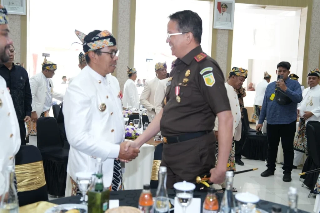 Pemerintah Kota Batu memberikan Anugerah Lencana Emas Hakaryo Guno Mamayu Bawono kepada Kepala Kejaksaan Tinggi Jawa Timur, Dr. Kuntadi, S.H., M.H.