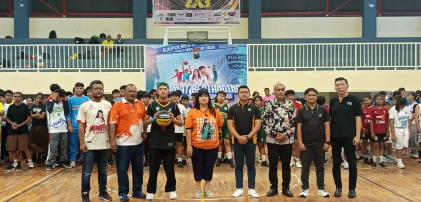 Polres Batu bersama sejumlah pihak menggelar Turnamen Bola Basket Kapolres Cup 2025 di GOR Gajahmada, Kota Batu, Jumat (17/10).