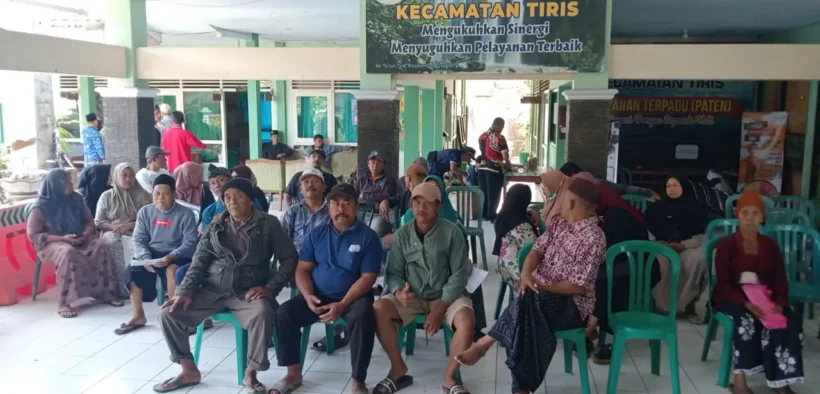 Pemerintah Kabupaten Probolinggo melalui Dinsos berikan bantuan Atensi untuk korban gempa di Kecamatan Tiris, Jumat (17/10/2025).