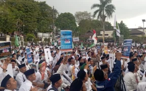 Ribuan kader NU, santri, dan Himpunan Himasal menggelar aksi demonstrasi di halaman Mapolres Malang, Jumat sore (17/10) tuntut Trans7