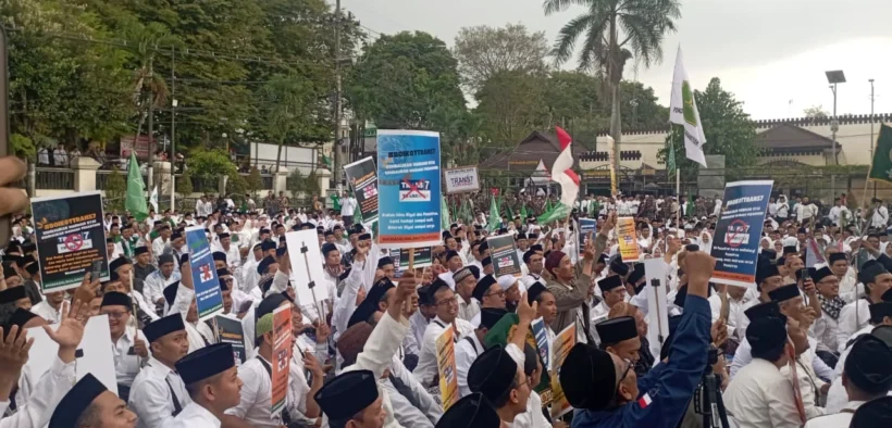 Ribuan kader NU, santri, dan Himpunan Himasal menggelar aksi demonstrasi di halaman Mapolres Malang, Jumat sore (17/10) tuntut Trans7