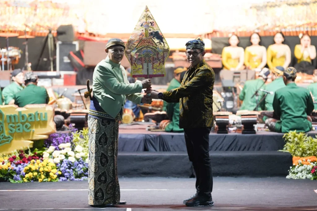 Makna kepemimpinan melalui pagelaran wayang kulit lakon Wahyu Makutharama, digelar dI Balai Kota Among Tani, Jumat malam (17/10/2025).