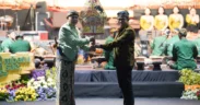 Makna kepemimpinan melalui pagelaran wayang kulit lakon Wahyu Makutharama, digelar dI Balai Kota Among Tani, Jumat malam (17/10/2025).