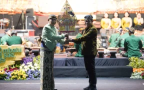 Makna kepemimpinan melalui pagelaran wayang kulit lakon Wahyu Makutharama, digelar dI Balai Kota Among Tani, Jumat malam (17/10/2025).