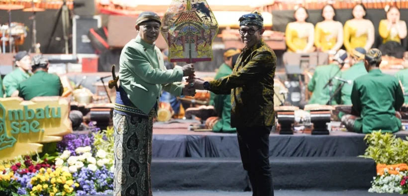 Makna kepemimpinan melalui pagelaran wayang kulit lakon Wahyu Makutharama, digelar dI Balai Kota Among Tani, Jumat malam (17/10/2025).