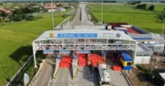 Gerbang Tol Paiton yang kini resmi beroperasi menjadi salah satu akses utama ruas Tol Probowangi, mempercepat mobilitas dari Pasuruan menuju Probolinggo. (Aye/sg)