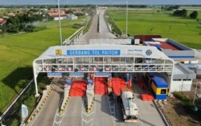 Gerbang Tol Paiton yang kini resmi beroperasi menjadi salah satu akses utama ruas Tol Probowangi, mempercepat mobilitas dari Pasuruan menuju Probolinggo. (Aye/sg)