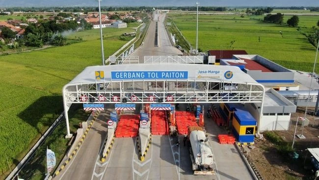 Gerbang Tol Paiton yang kini resmi beroperasi menjadi salah satu akses utama ruas Tol Probowangi, mempercepat mobilitas dari Pasuruan menuju Probolinggo. (Aye/sg)
