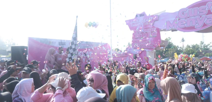 Ribuan warga tumpah ruah mengikuti kegiatan Jalan Sehat Bersama Bupati Jember di wuluhan, yang menjadi salah satu rangkaian acara Gus Menyapa