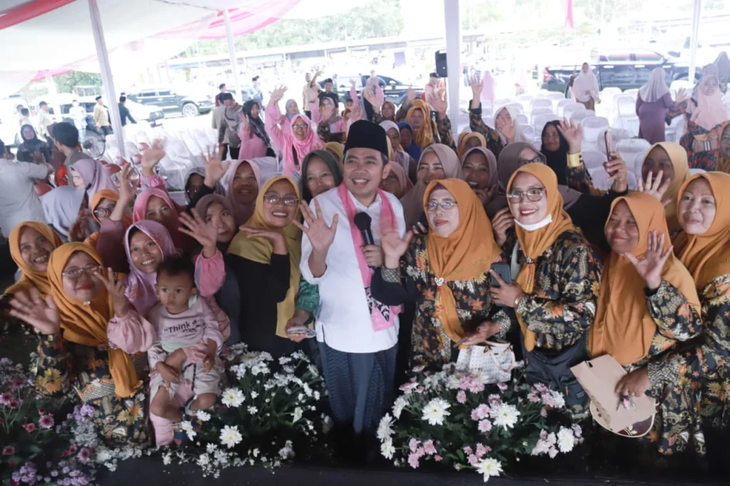 Rangkaian kegiatan Gus’e Menyapa di Kecamatan Wuluhan resmi ditutup dengan penuh keberkahan melalui acara Sholawat Kampoeng yang digelar di Lapangan Kesilir, Minggu (19/10/2025).