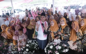 Rangkaian kegiatan Gus’e Menyapa di Kecamatan Wuluhan resmi ditutup dengan penuh keberkahan melalui acara Sholawat Kampoeng yang digelar di Lapangan Kesilir, Minggu (19/10/2025).