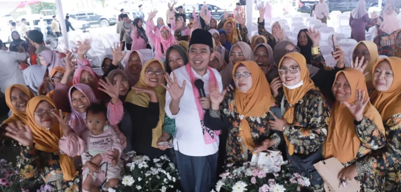 Rangkaian kegiatan Gus’e Menyapa di Kecamatan Wuluhan resmi ditutup dengan penuh keberkahan melalui acara Sholawat Kampoeng yang digelar di Lapangan Kesilir, Minggu (19/10/2025).