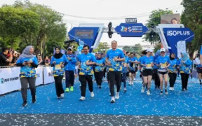 Semangat sport tourism dan geliat ekonomi Kota Pahlawan kian bergairah lewat gelaran Surabaya ISOPLUS Marathon 2025, Minggu (19/10/2025).