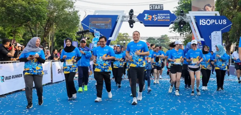 Semangat sport tourism dan geliat ekonomi Kota Pahlawan kian bergairah lewat gelaran Surabaya ISOPLUS Marathon 2025, Minggu (19/10/2025).