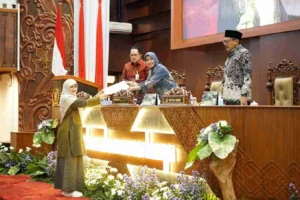 Komisi C DPRD Jatim Sampaikan Laporan Raperda BUMD