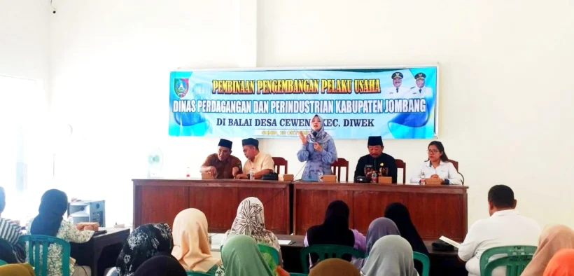 Dinas Perdagangan dan Perindustrian (Disdagrin) Kabupaten Jombang menggelar kegiatan pembinaan pengembangan pelaku usaha di Balai Desa Ceweng, Kecamatan Diwek, Senin (20/10/2025).
