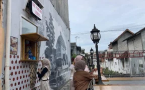 Es Krim Lepen menjadi tempat favorit baru bagi warga dan wisatawan yang ingin bersantai sambil menikmati kesejukan khas Malang di Kampung Kayutangan.